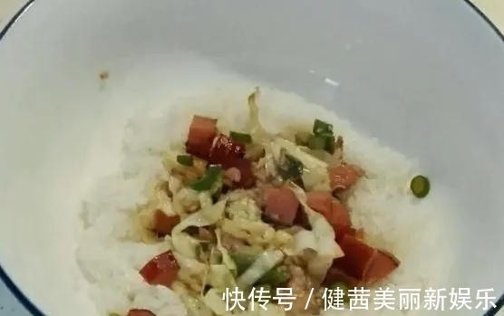 外婆|宝妈嫌弃孩子口水不肯吃剩饭，却被教育“不配当妈”？外婆接下来的一句话把宝妈气哭了