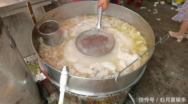 摆摊|六旬老夫妻摆摊卖小吃,20元一碗没人嫌贵,老顾客就认这个味!