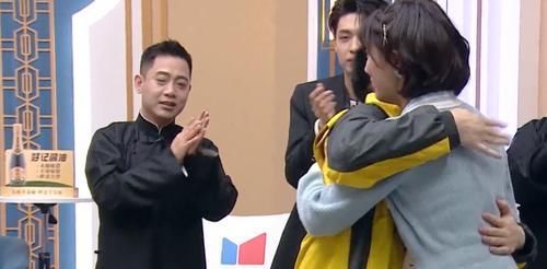 演员请就位 又见咸猪手?张大大录制《欢乐喜剧人》,热情拥抱李艺彤引热议!