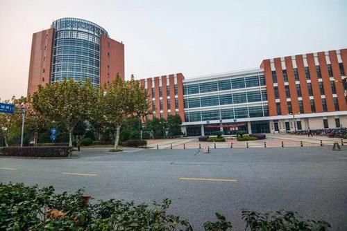 报考医学专业的同学提前了解，学好医学知识不难，想当医生不容易