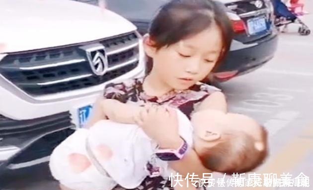 弟弟|弟弟想和姐姐一起玩，坐在房门口等姐姐醒，这姐弟俩相处得太好了