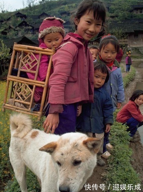 老两口|农村夫妻生6个女儿,被人嘲笑几十年,女儿长大后,又让他人羡慕