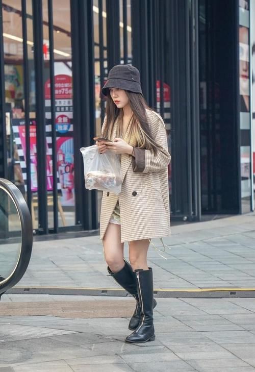 时尚穿搭：长款西装外套，搭配连衣裙，尽显淑女气息