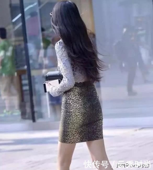 街拍:小姐姐的小腿肌肉很发达,网友:热爱健身,也要有个度吧?