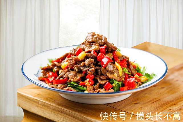 好吃|【舌尖美食】 一道简单的小炒牛肉，嫩滑爽口，上桌秒光，好吃到舔盘！
