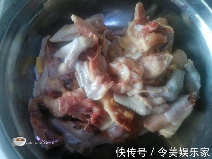 好吃|小鸡炖蘑菇，又学一招，比正宗的好吃10倍，汤鲜美肉特别入味