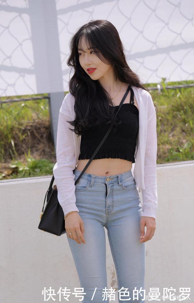 经典吊带背心搭配浅色牛仔,巧妙“藏肉,”微胖女生也能秀小蛮腰