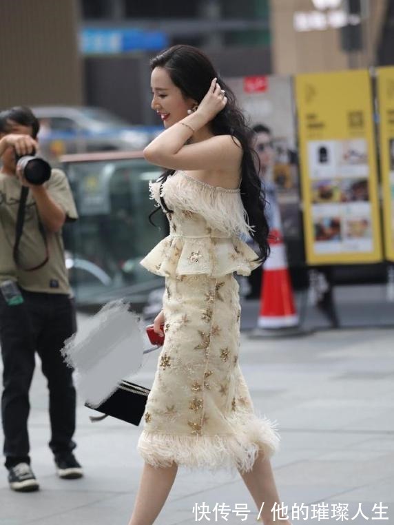 裙摆|贵妇这身穿搭优雅贵气,时尚而前卫,缺点在于裙摆!