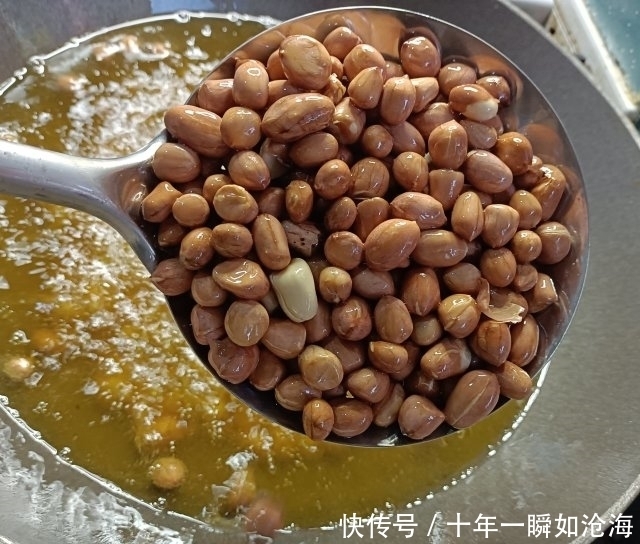 干煸麻辣花生,下酒必备,麻辣入味,做法简单