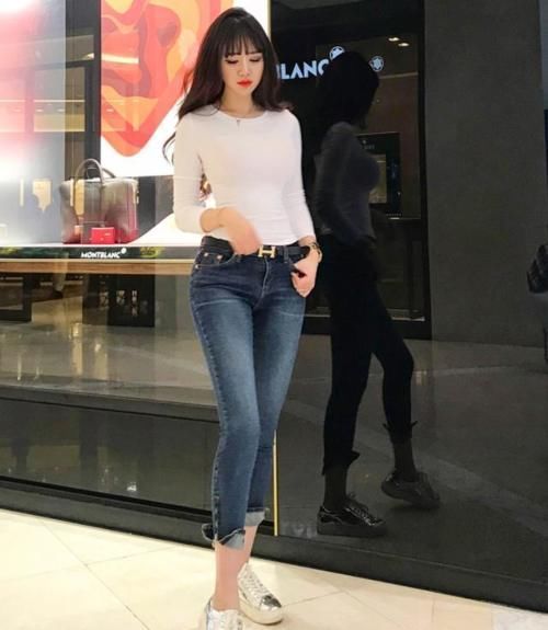 牛仔裤:铅笔款型的设计,拉长整体优雅的高挑形象