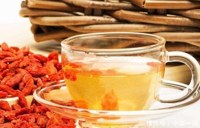 类人|枸杞子泡水喝好处多,但也有“副作用”,尤其4类人不宜饮用