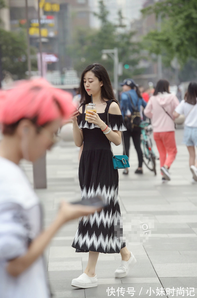 百搭|成都街拍,黑白渐变连衣裙搭配白色运动鞋,简约随意又百搭