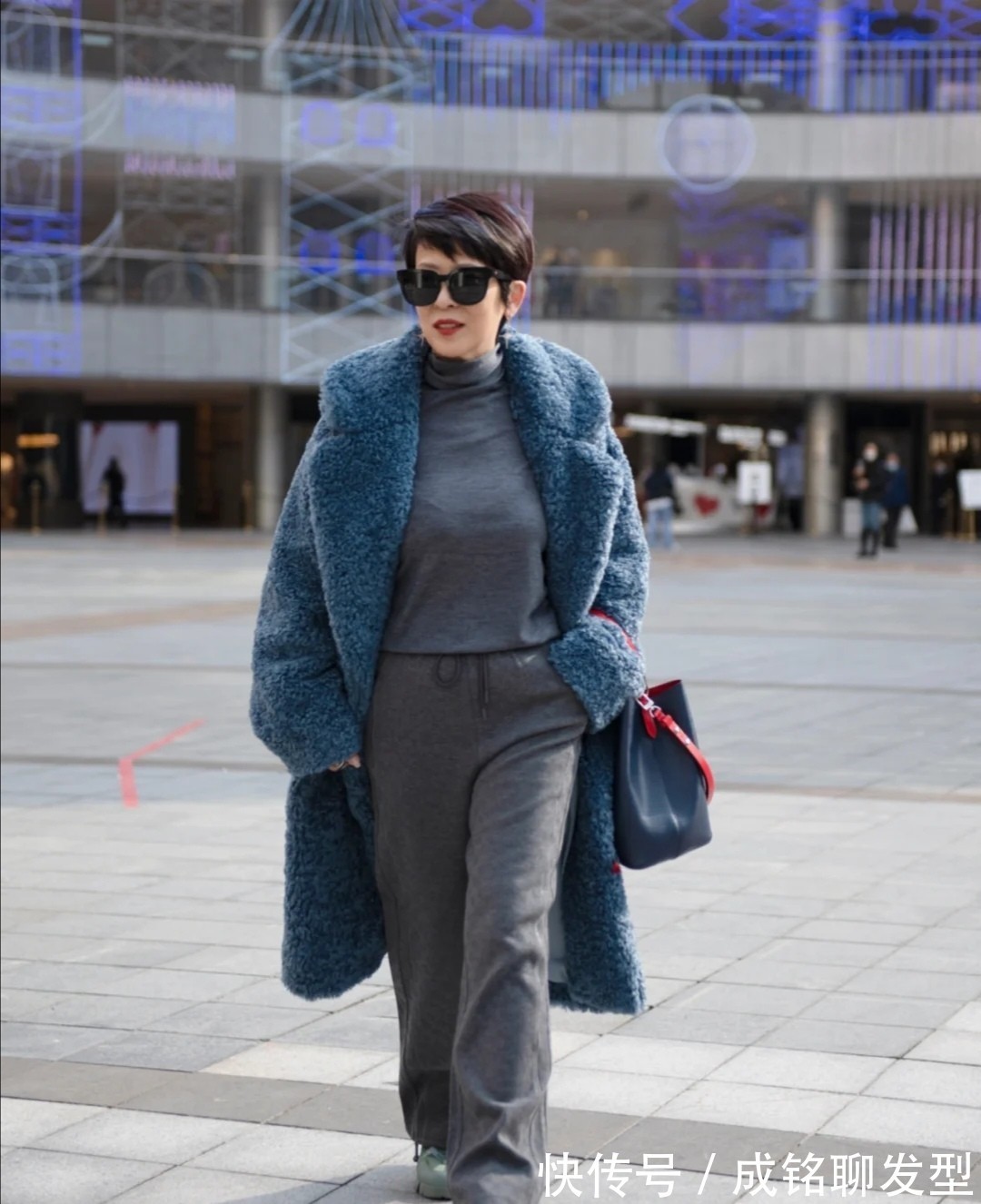 格纹|会打扮的女人不会显老!学学这几种时髦冬装搭配,时尚减龄又高级