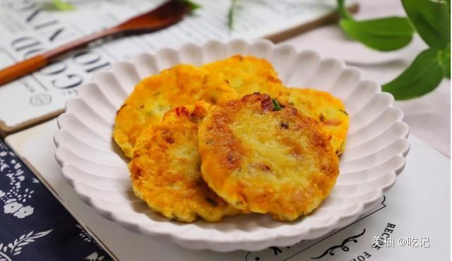 想不到莲藕还能这样吃，一搅一煎，做成早餐营养丰富