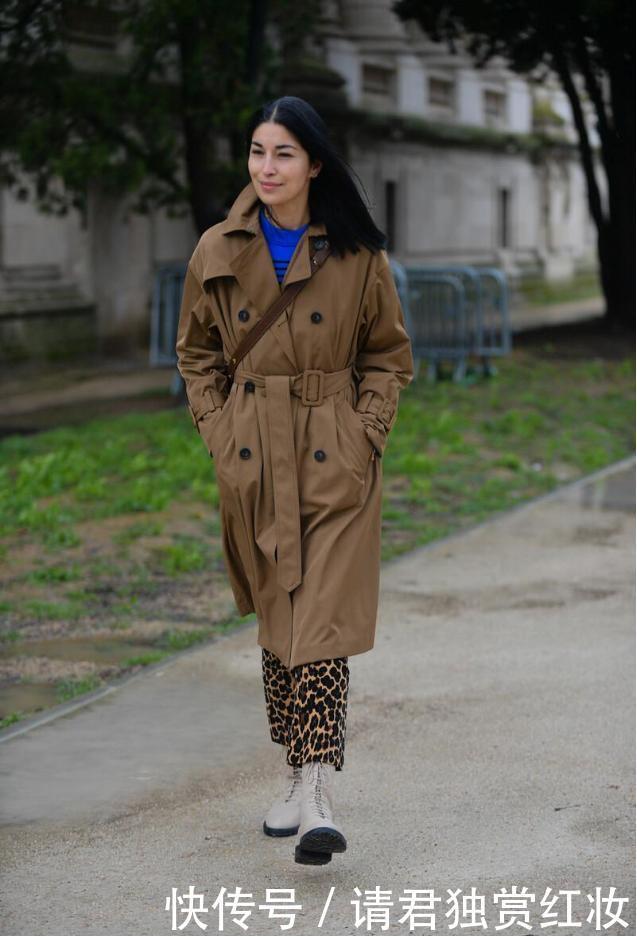 今秋“卡其色+风衣”被穿火了,经典时髦还高级,太适合中年女性