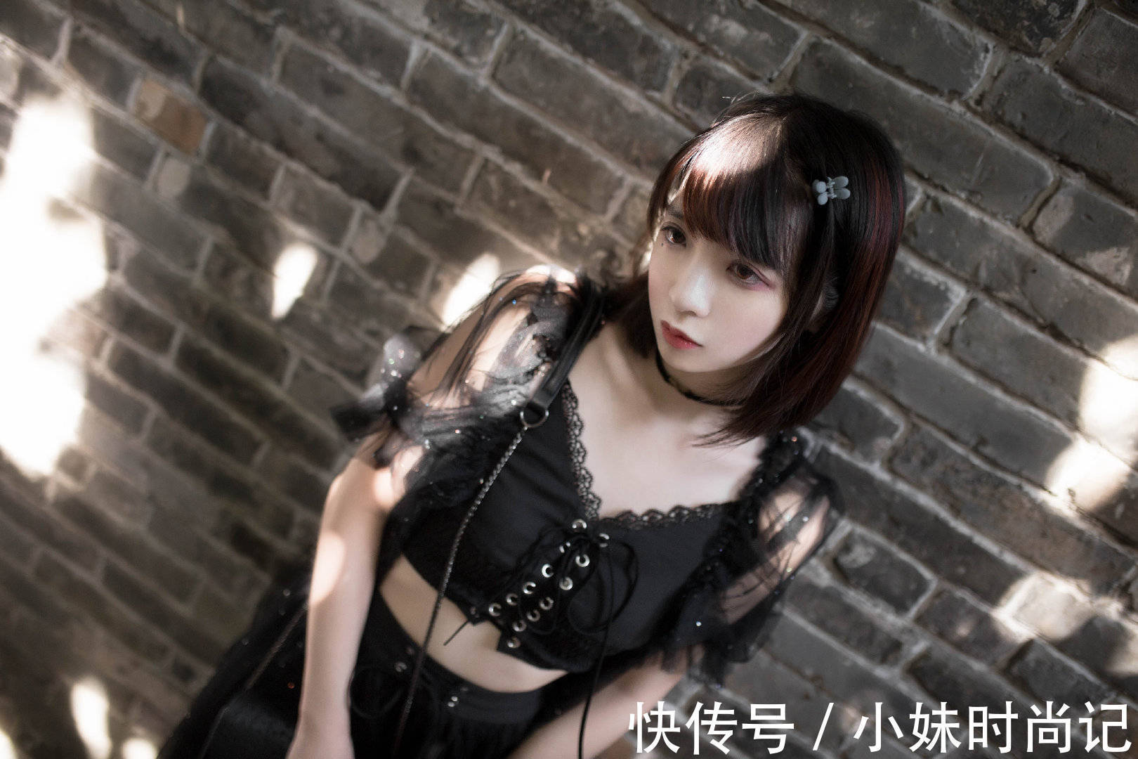 减龄 黑色套装裙减龄又时尚,搭配高跟鞋,在视觉上拉长整个人的身高