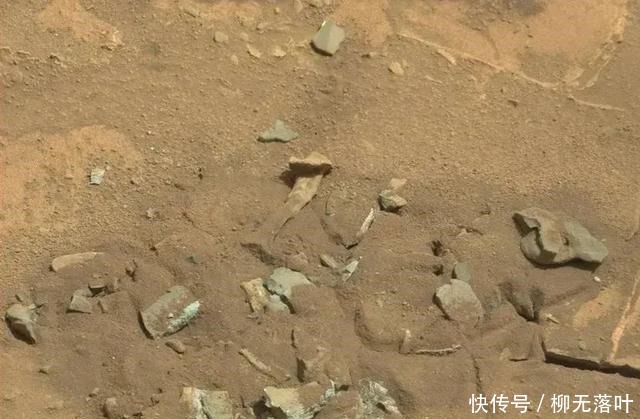 火星车 火星一处悬崖出现蓝白色小点,被美火星轨道器拍到,是什么东西!