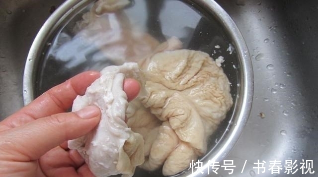 清洗肥肠:用醋用盐都不对,牢记这3点,肥肠洗得干净还无异味