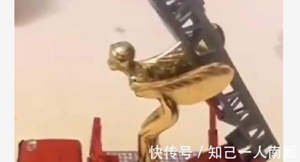 小金人|6岁男孩把车标“小金人”当玩具,网友:再生一个吧!