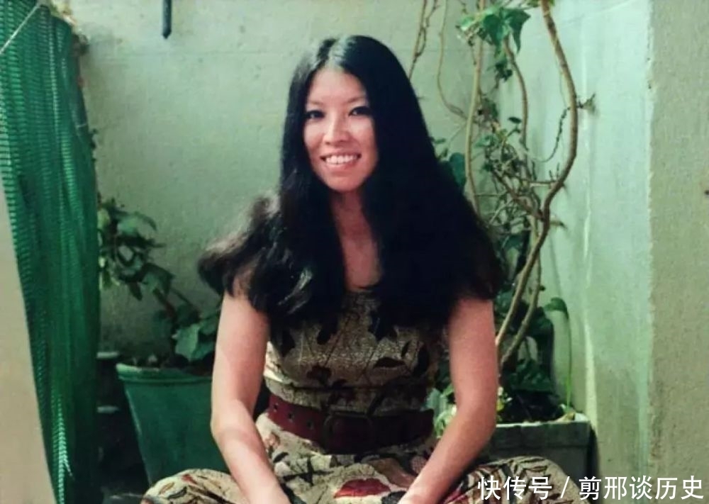 愁容|三毛旧照:少女时楚楚动人,中年依偎异国丈夫怀里,晚年满脸愁容