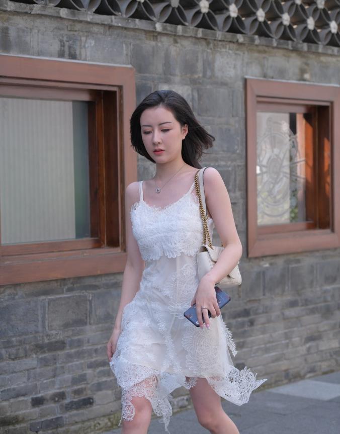 高领 牛仔裤搭配白色短款上衣,穿搭清纯时尚,少女气息十足