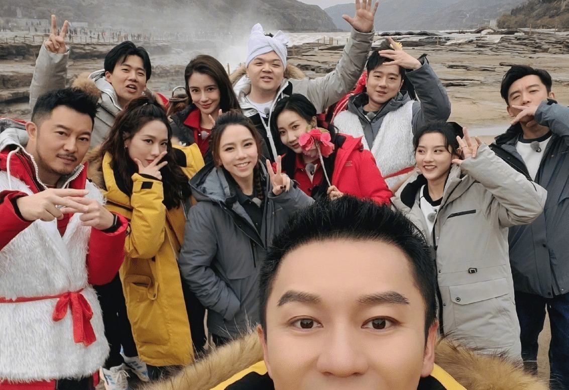 助理 迪丽热巴意外摔坏粉丝手机,脱口而出7个字后,在场的群众都惊了