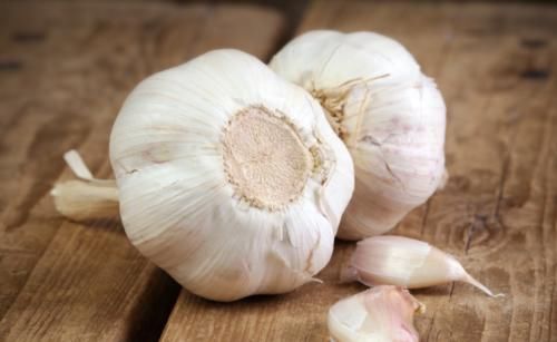 杀菌|生吃大蒜，能杀菌，防肿瘤吗？医生提醒：这2种人千万不能碰！