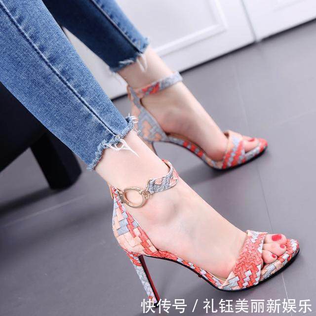 优雅 一双精致迷人的高跟鞋,能让你瞬间气场十足,也是优雅女人的首选