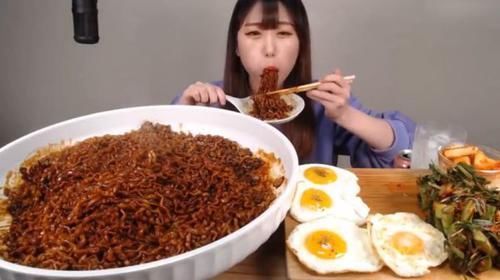 们吃东西|大胃王吃80斤“火鸡面”,桌上鸡蛋出卖了她,网友当我们傻吗
