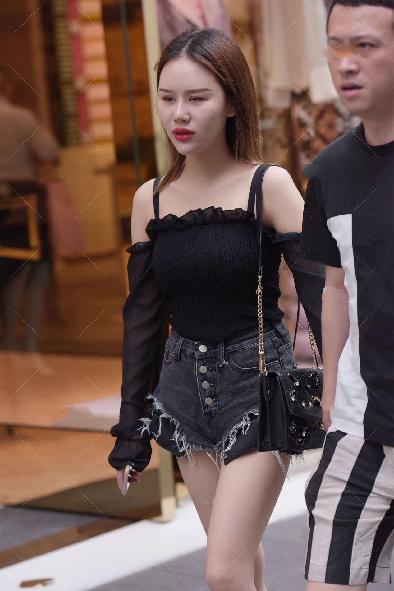 休闲|一字肩上衣搭配牛仔裤很清爽, 黑色搭配很休闲