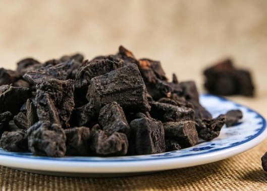 何首乌|年纪轻轻一头“白毛发”，常吃2种食物，黑发自己往外窜