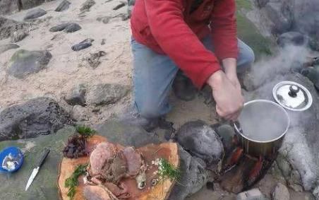 男子去海边，听到岩石旁有异响，去看以后赚大了！