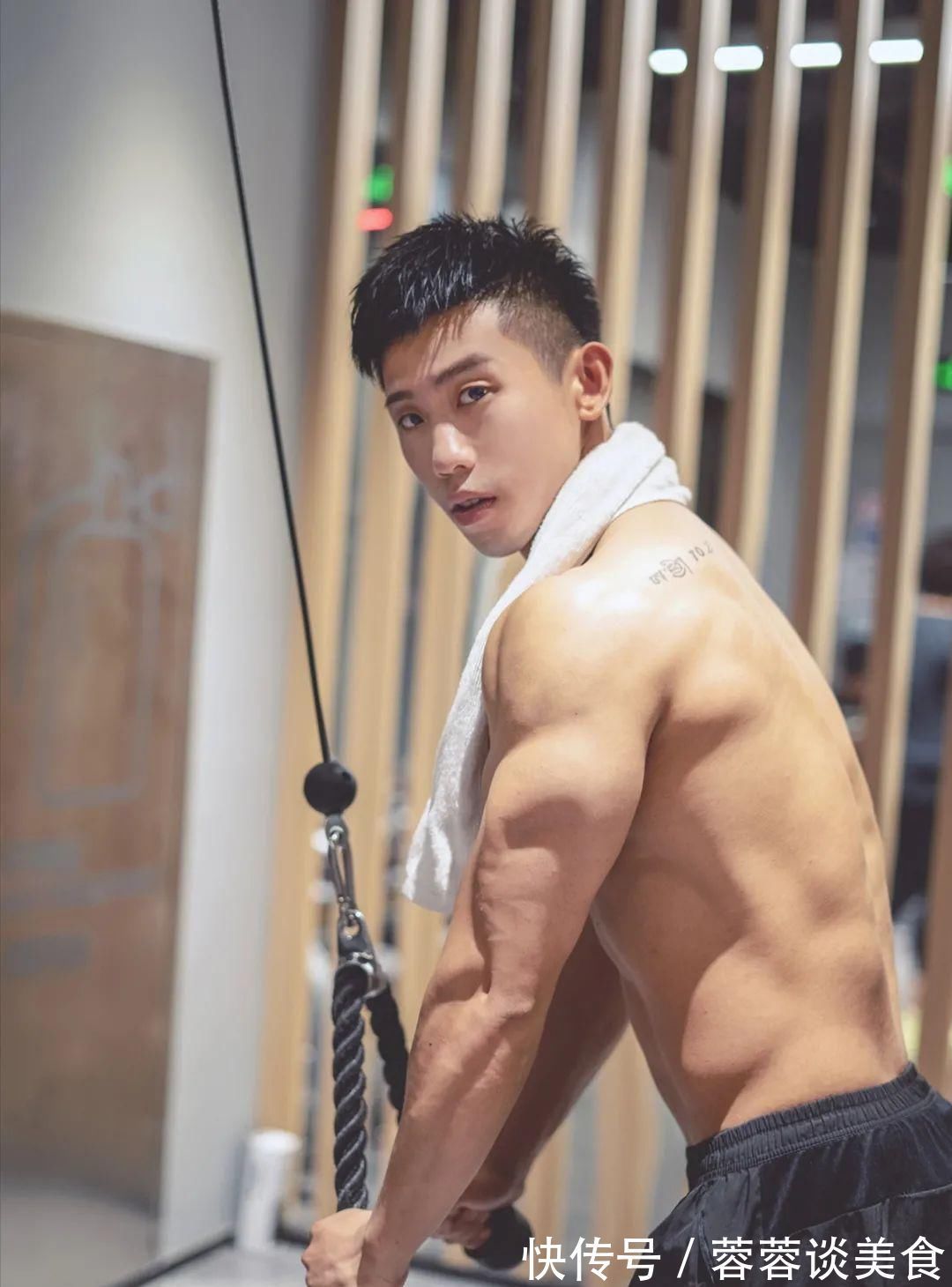 髋关节|型男医生的鲨鱼线六块腹肌引发舔屏，网友看后直呼我可以