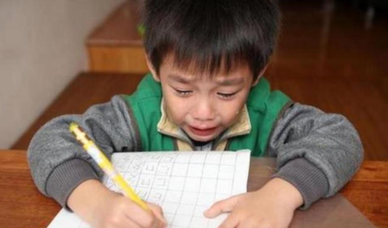 孩子|男孩名字足足“103笔”,考场急得大哭,监考老师:我也写不来