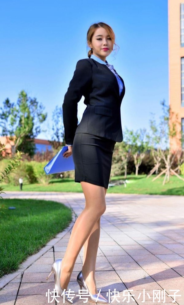 美女穿上职业装,知性优雅,想必追的人很多吧