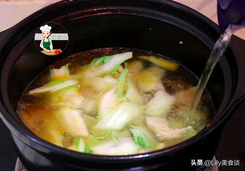 白菜炖粉条时，牢记好3个诀窍，鲜香又入味，每次炖一锅不够吃