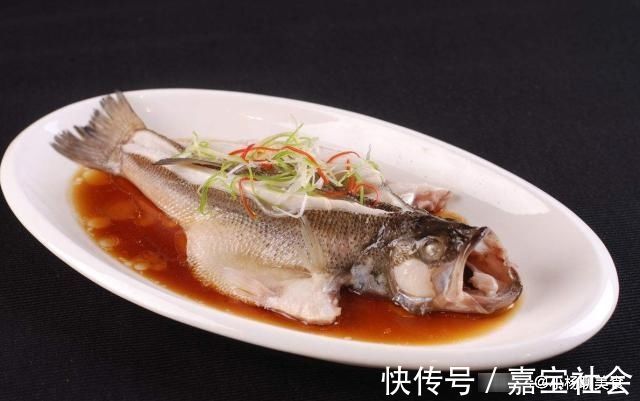 多汁|清蒸鲈鱼时,直接上锅蒸就废了,蒸锅里多加点它,鲈鱼鲜嫩多汁