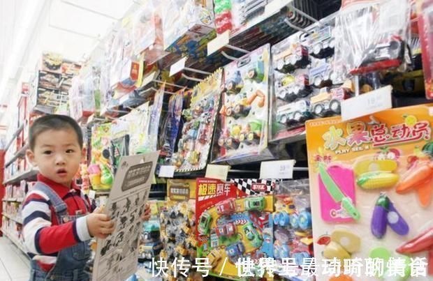 承担责任|孙子掰坏亲戚手办,奶奶护短:破塑料值多少钱?听到价格愣在原地