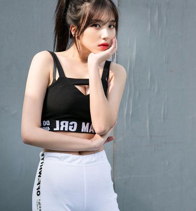 时尚 丰姿冶丽的打底裤唯美女孩,紧致有力修饰腿型!