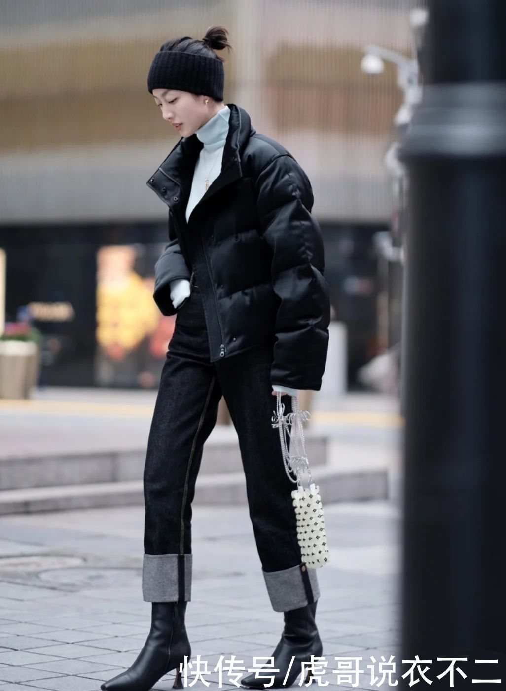 身高161的她，轻松将羽绒服穿得高挑又大气，原来全靠这3招