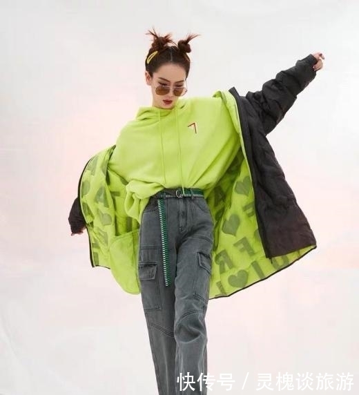 今年牛仔裤不火了,最近正受宠的“运动裤”,搭配卫衣穿巨潮!