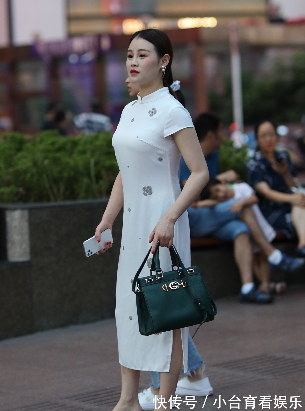 夏季|夏季改良版的旗袍，依然展现出优雅又婀娜的美，气质温婉美丽大方