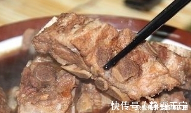 炖排骨|炖排骨,直接焯水是大错!大厨教你一招,排骨软烂无腥味,特鲜香