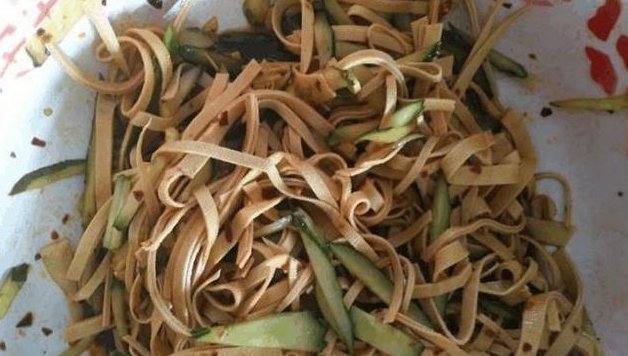 青椒|头一次去北方同事家吃饭，他亲自做了一桌子菜，我没有动筷子