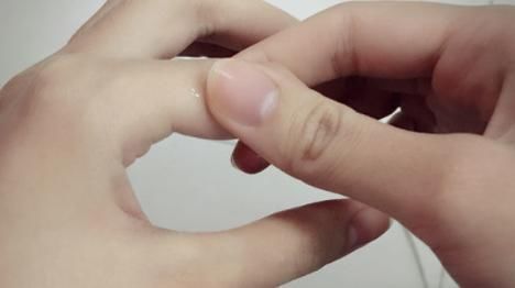 健康的指甲，是什么样的？指甲凹凸不平有竖纹，有没有什么问题？