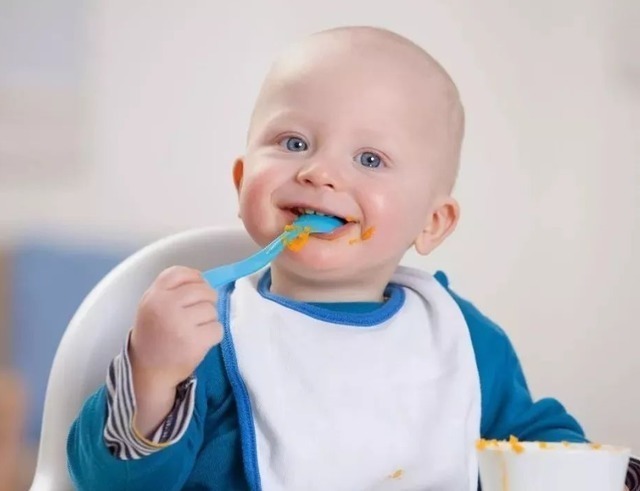 喝奶|宝宝开始吃辅食之后,辅食和奶的进食顺序别搞混,不然会影响健康