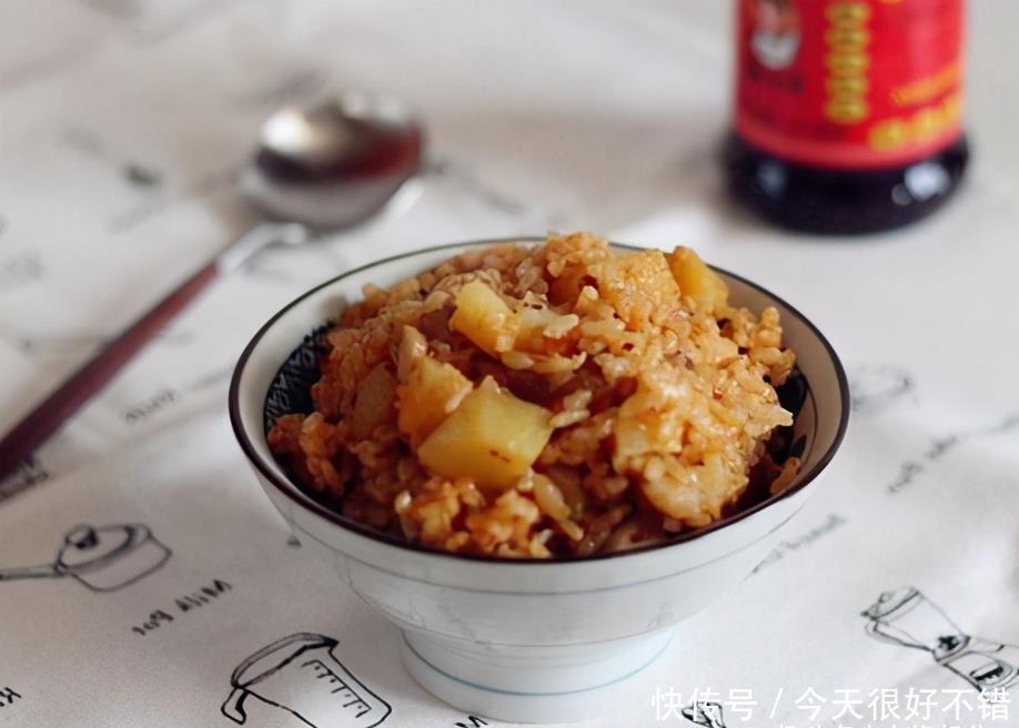 适合冷天吃的懒人饭,把菜和大米一锅焖,省时省事还方便,真好吃