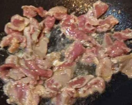 下饭|经典鲁菜葱爆羊肉,香味浓郁解馋下饭,端上桌吃到盘子都舔干净