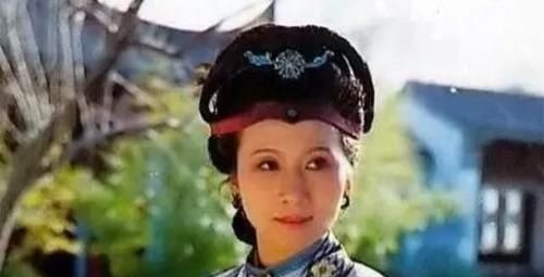 坟墓$穿了不该穿的衣服,写下不该写的诗,薛宝钗亲手为自己掘下坟墓