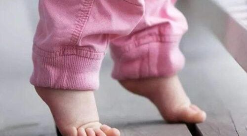 夏季|夏季宝宝该不该穿袜子？担心宝宝脚下生寒气，家长不妨这样做